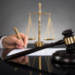 Adwokat to radca, jakiego zadaniem jest doradztwo pomocy z kodeksów prawnych.